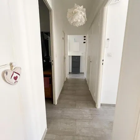 Spacious 2 Bedrooms With Parking To Port Of * ニース