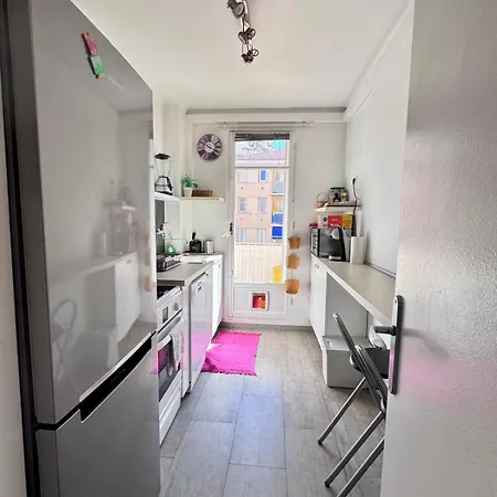 Spacious 2 Bedrooms With Parking To Port Of