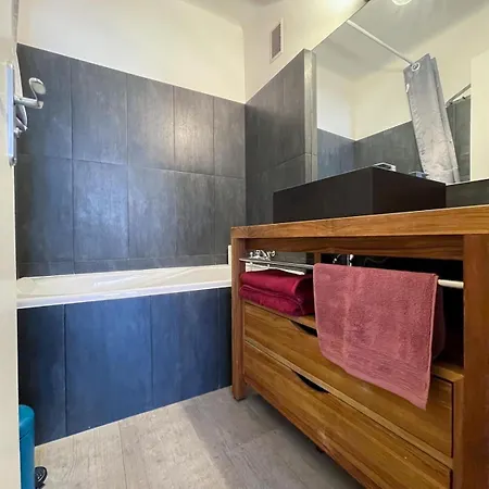 アパート Spacious 2 Bedrooms With Parking To Port Of *
