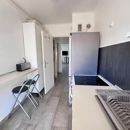 Spacious 2 Bedrooms With Parking To Port Of *